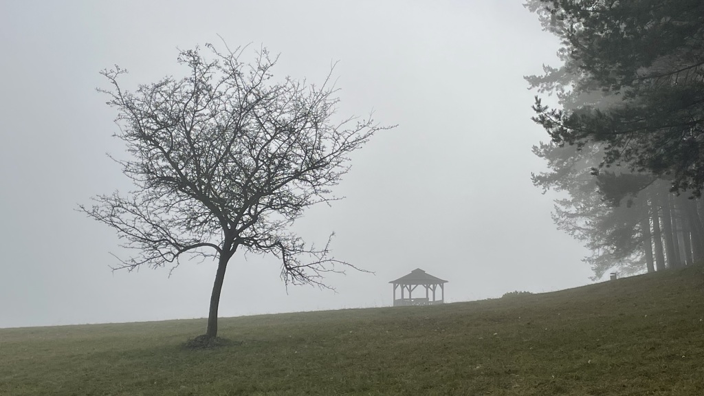 Naďalej zamračené a hmlisto