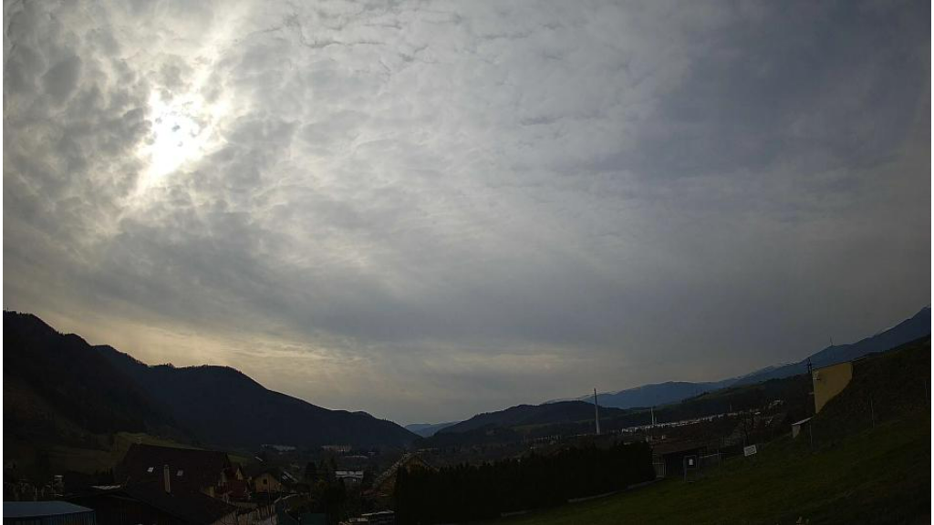 Slnko aj oblaky so saharským prachom