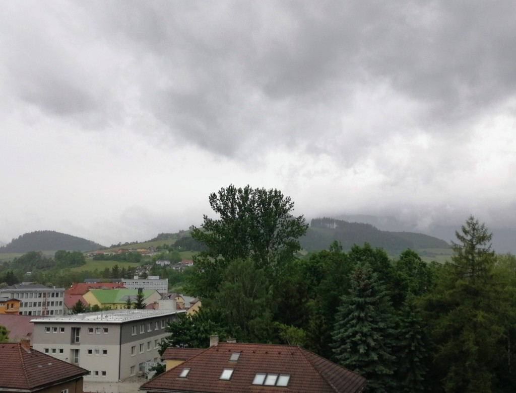 Začiatok mesiaca s prehánkou či búrkou
